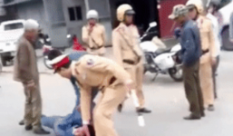 Bị CSGT bắt vì vượt đèn đỏ, nam thanh niên không xin được bèn lăn ra đất ăn vạ